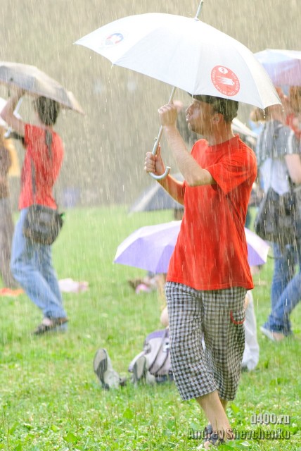 танец с зонтом под дождем