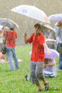 танец с зонтом под дождем