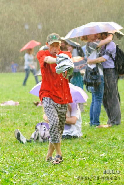 танцы под дождем с зонтом